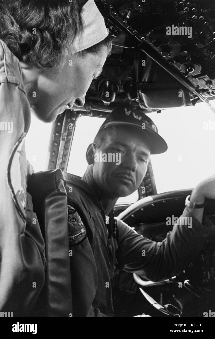 Uragano cacciatori nel cockpit di un WC-121 aerei durante il progetto Stormfury, 1966. Foto Stock