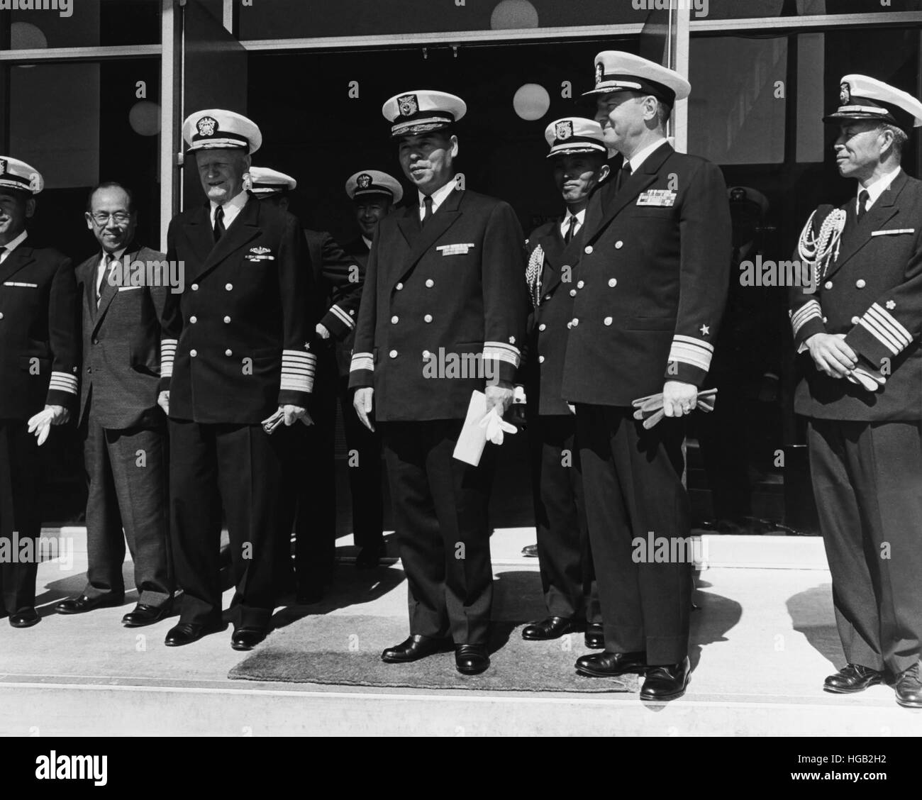 Fleet Admiral Chester W. Nimitz con i funzionari del giapponese training squadron, 1964. Foto Stock