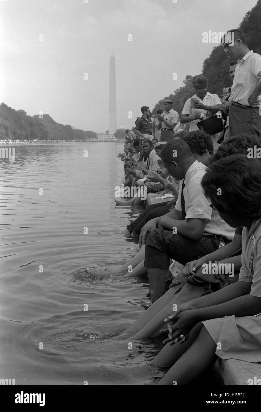 I manifestanti siedono lungo la piscina riflettente durante il mese di marzo su Washington, 1963 Foto Stock