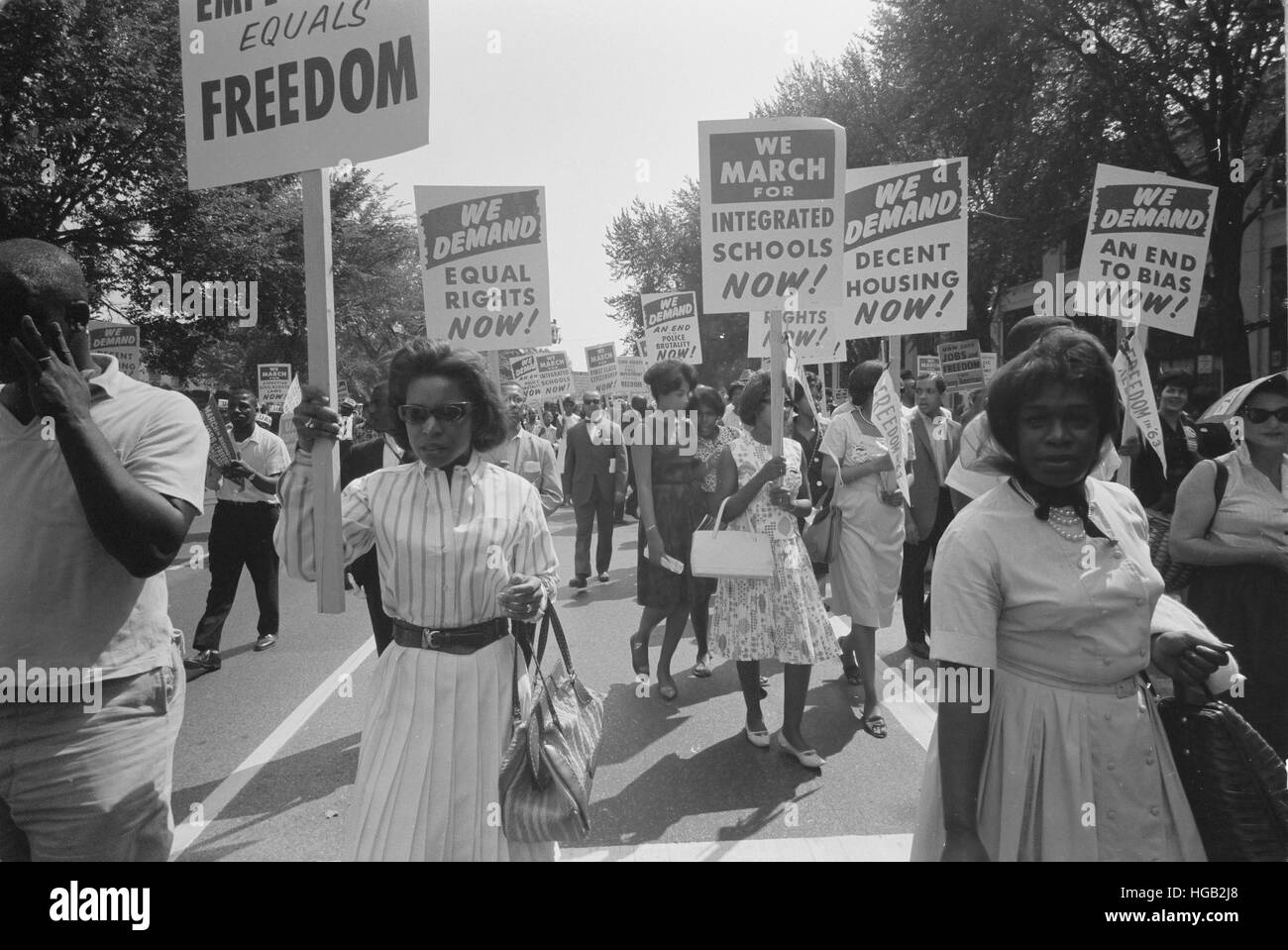 Una processione di afro-americani che porta i segni della parità di diritti, 1963. Foto Stock