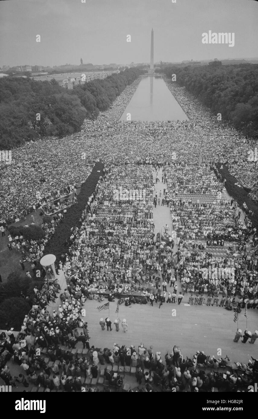Una folla di persone si riuniscono nel National Mall per Martin Luther King il discorso, 1963. Foto Stock