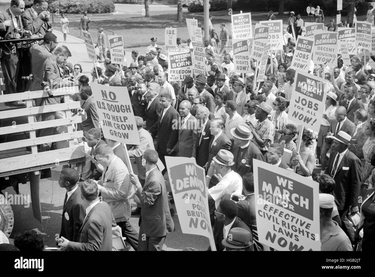 I diritti civili leader circondato da una folla che porta i segni, Washington D.C. Foto Stock