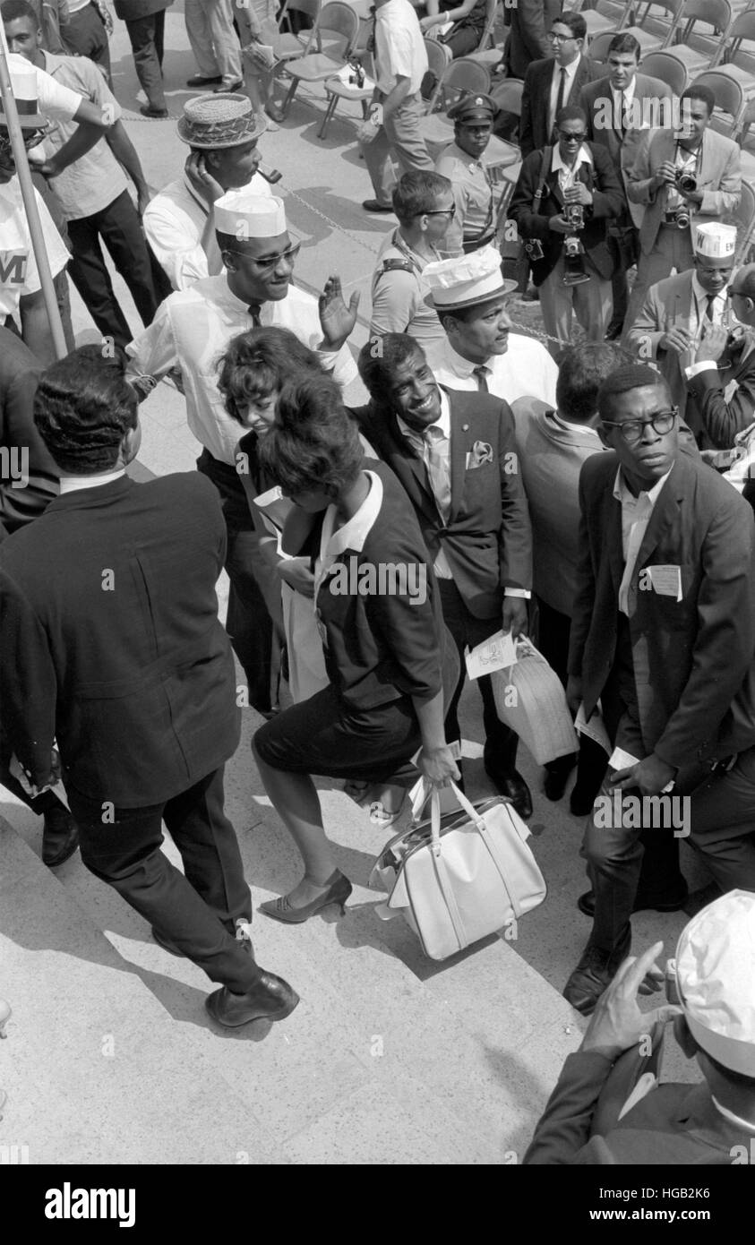 Sammy Davis Jr., salutando la gente durante il mese di marzo su Washington, 1963. Foto Stock