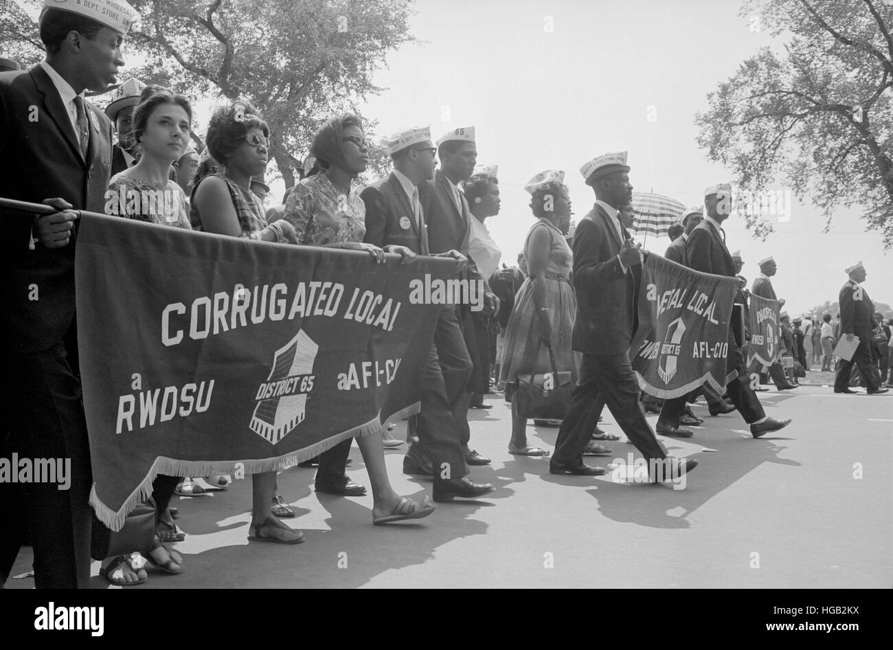 Dimostranti che trasportano la manodopera europea banner durante il mese di marzo su Washington, 1963. Foto Stock