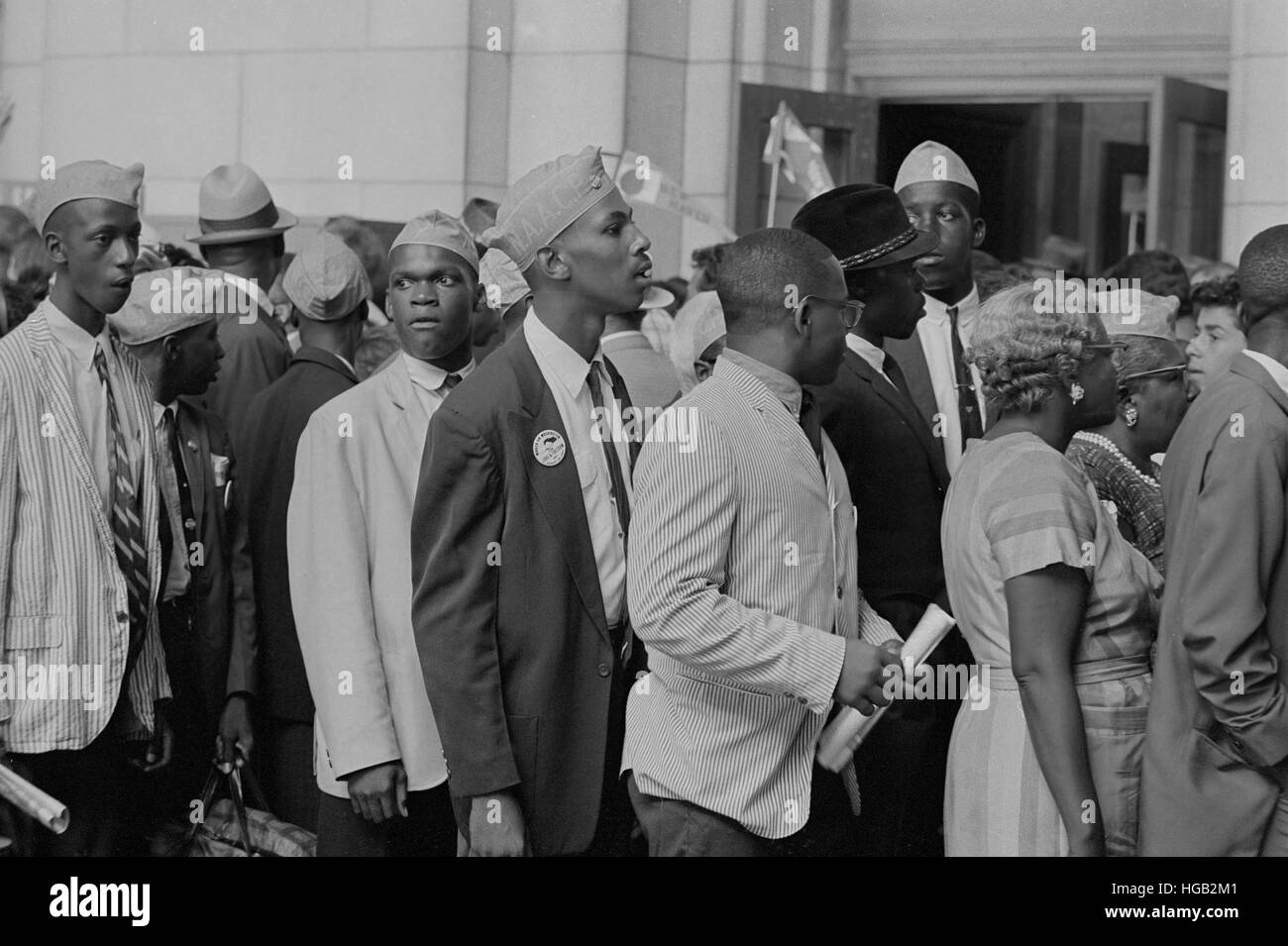 Giovani uomini in NAACP tappi nella parte anteriore della stazione di unione, durante il mese di marzo su Washington, 1963. Foto Stock