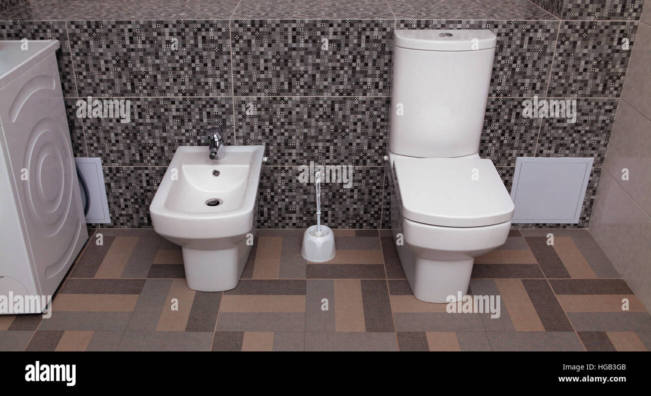White tazza WC e bidet nel bagno Foto stock - Alamy