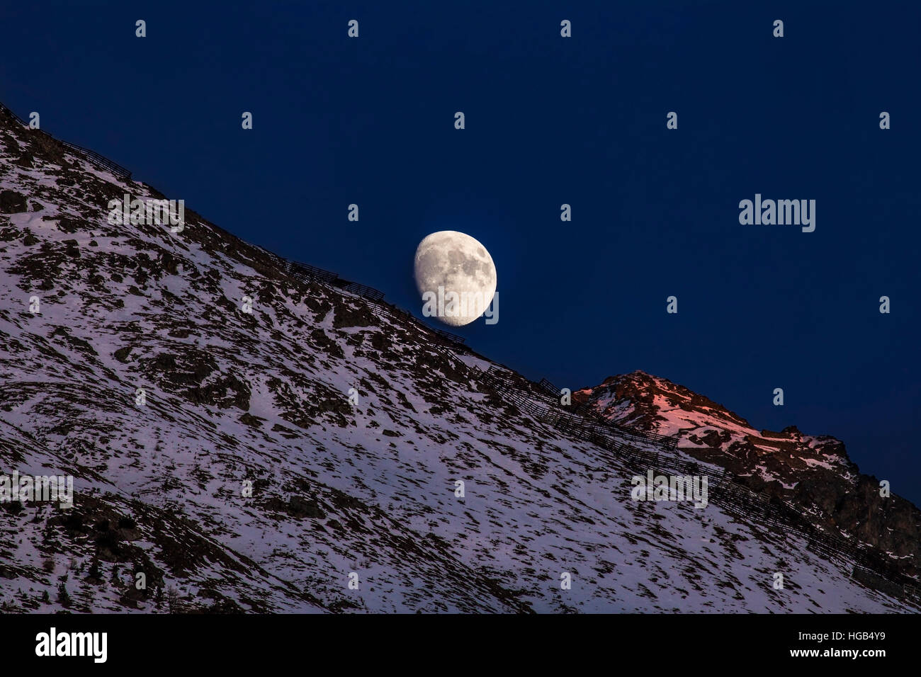 Luna sulle montagne a St Moritz Foto Stock