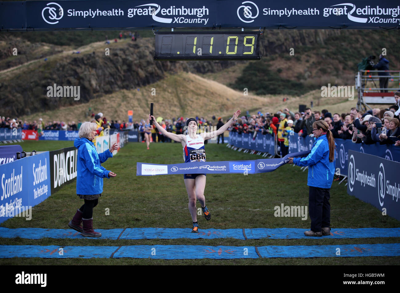 Gran Bretagna Laura Muir attraversa la linea del traguardo per vincere il mescolato 4x1km staffetta nel grande Edinburgh inverno eseguito durante il 2017 Grande Edinburgh International XCountry evento in Holyrood Park. Foto Stock