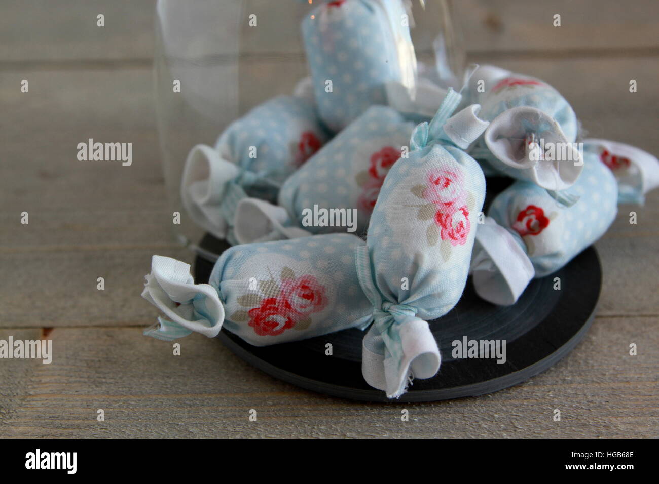 Caramella di cotone per la decorazione di interni su lavagna Foto Stock