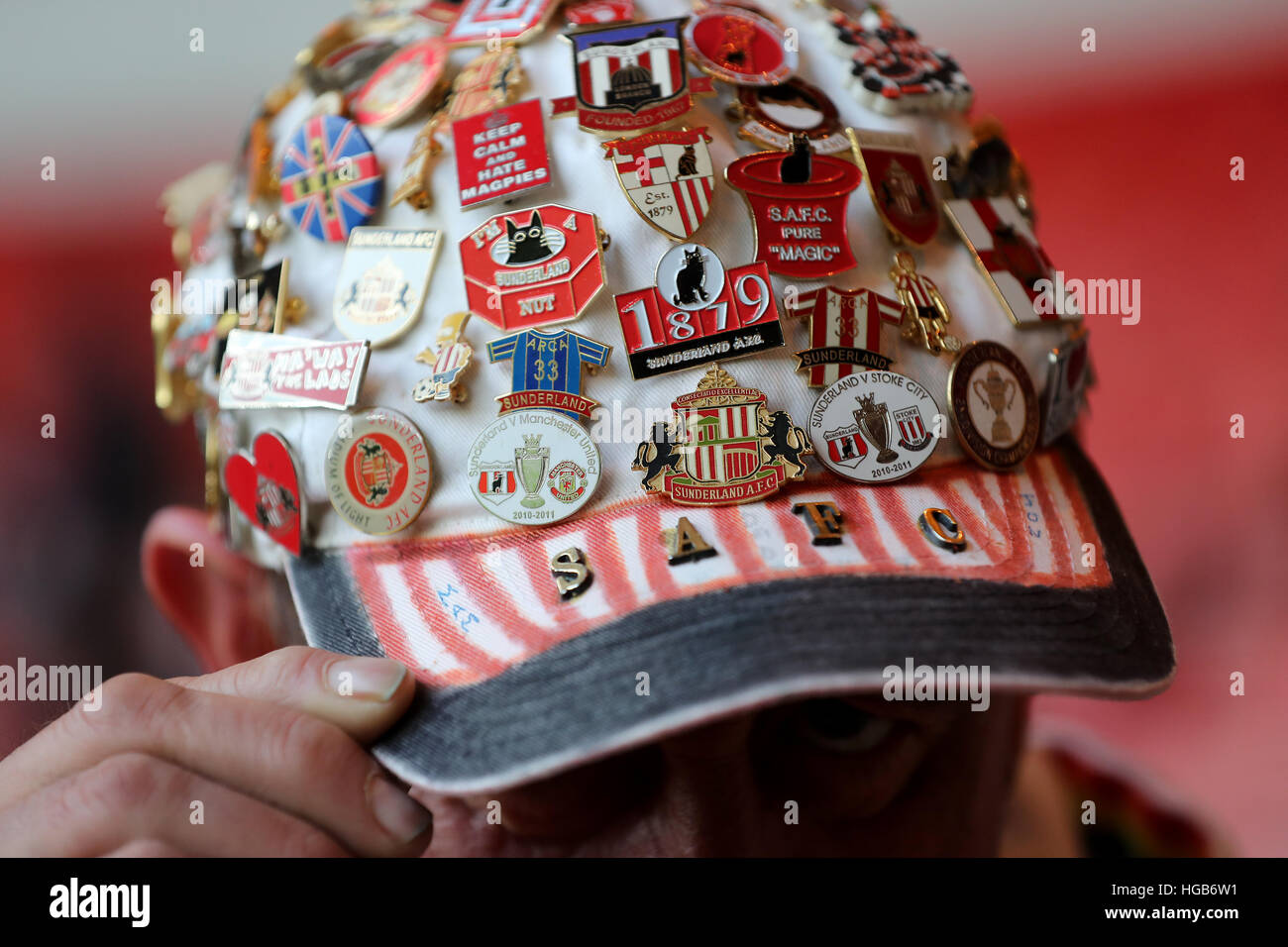 Dettaglio del badge pin su Sunderland fan hat prima di Emirates FA Cup, terzo round corrispondere allo stadio di luce, Sunderland. Foto Stock