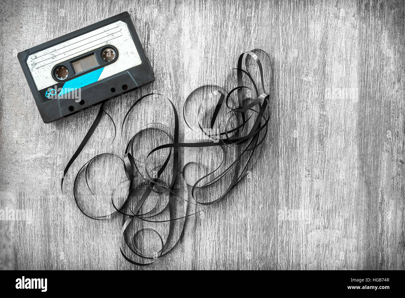 Nastro audio out laminati in legno di sfondo vintage srotolare audiocassetta musicassetta playlist Foto Stock