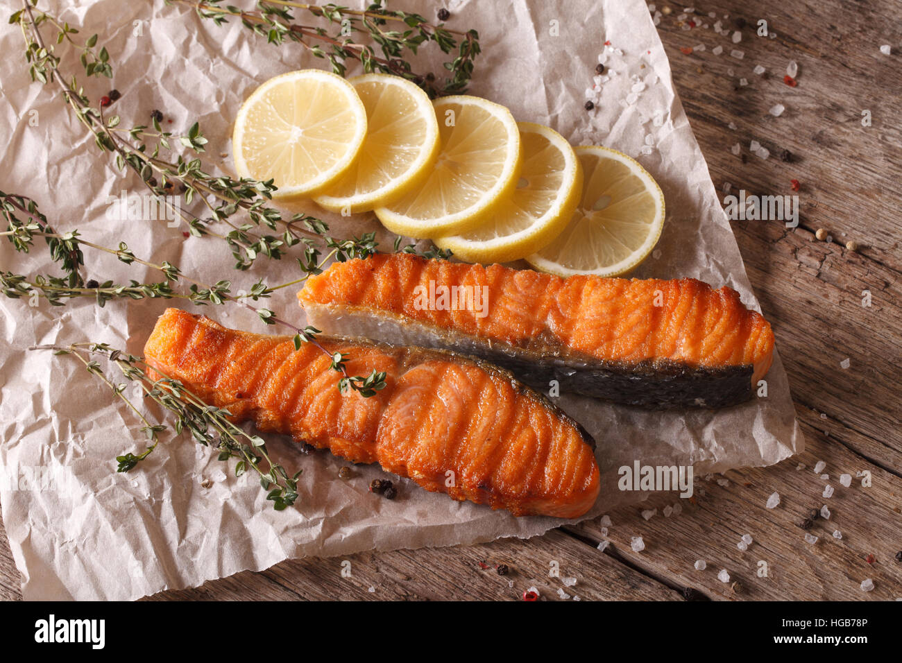 Country Food: salmone alla griglia con limone sul tavolo di close-up. vista orizzontale dal di sopra Foto Stock