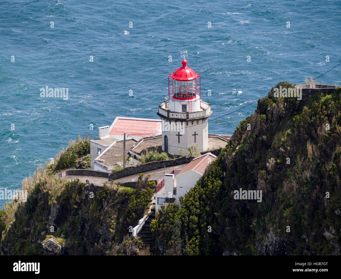 Farol do Arnel presiede l'Atlantico al di sotto. Questo vecchio faro appena a sud del Nordeste, si siede su un prominatory alta al di sopra di un blu oceano Atlantico. E Foto Stock