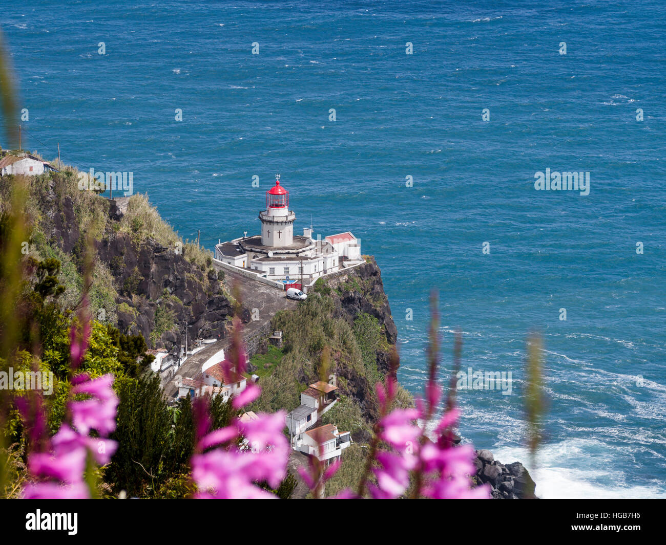 Farol do Arnel presiede l'Atlantico al di sotto. Questo vecchio faro appena a sud del Nordeste, si siede su un prominatory alta al di sopra di un blu oceano Atlantico. E Foto Stock