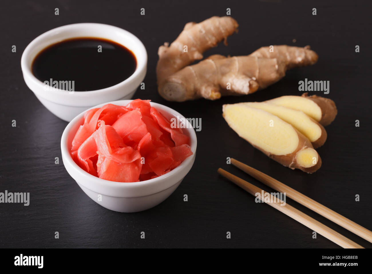 Cibi asiatici: salsa di soia e zenzero sott'aceto close-up su una scheda di ardesia orizzontale. Foto Stock