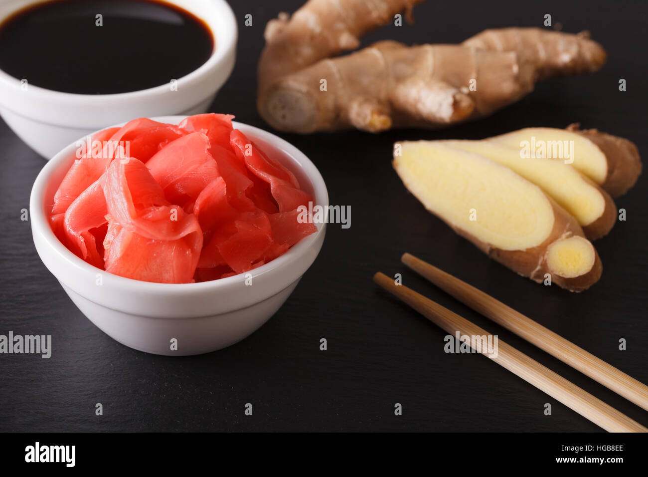 Il condimento per sushi: salsa di soia e zenzero sott'aceto close-up su una scheda di ardesia orizzontale. Foto Stock
