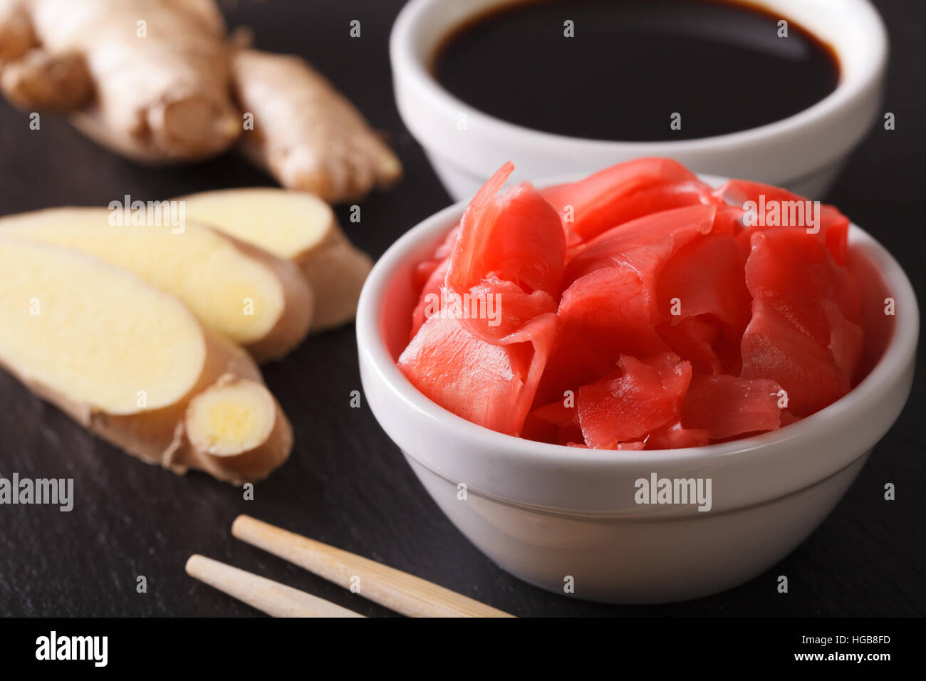 Zenzero sott'aceto e salsa di soia in ciotola macro sul tavolo. Posizione orizzontale Foto Stock