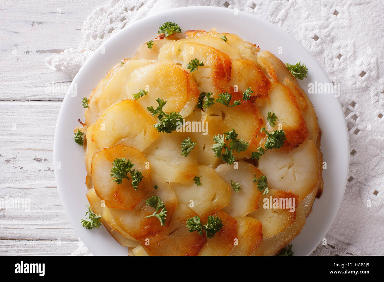Casseruola di patate con burro su una piastra bianca closeup. orizzontale vista superiore Foto Stock