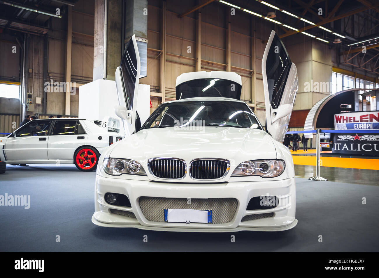 L'Italia, il Motor Show di Bologna 2016, BMW con porta di cabina aperta trasformata in alto Foto Stock