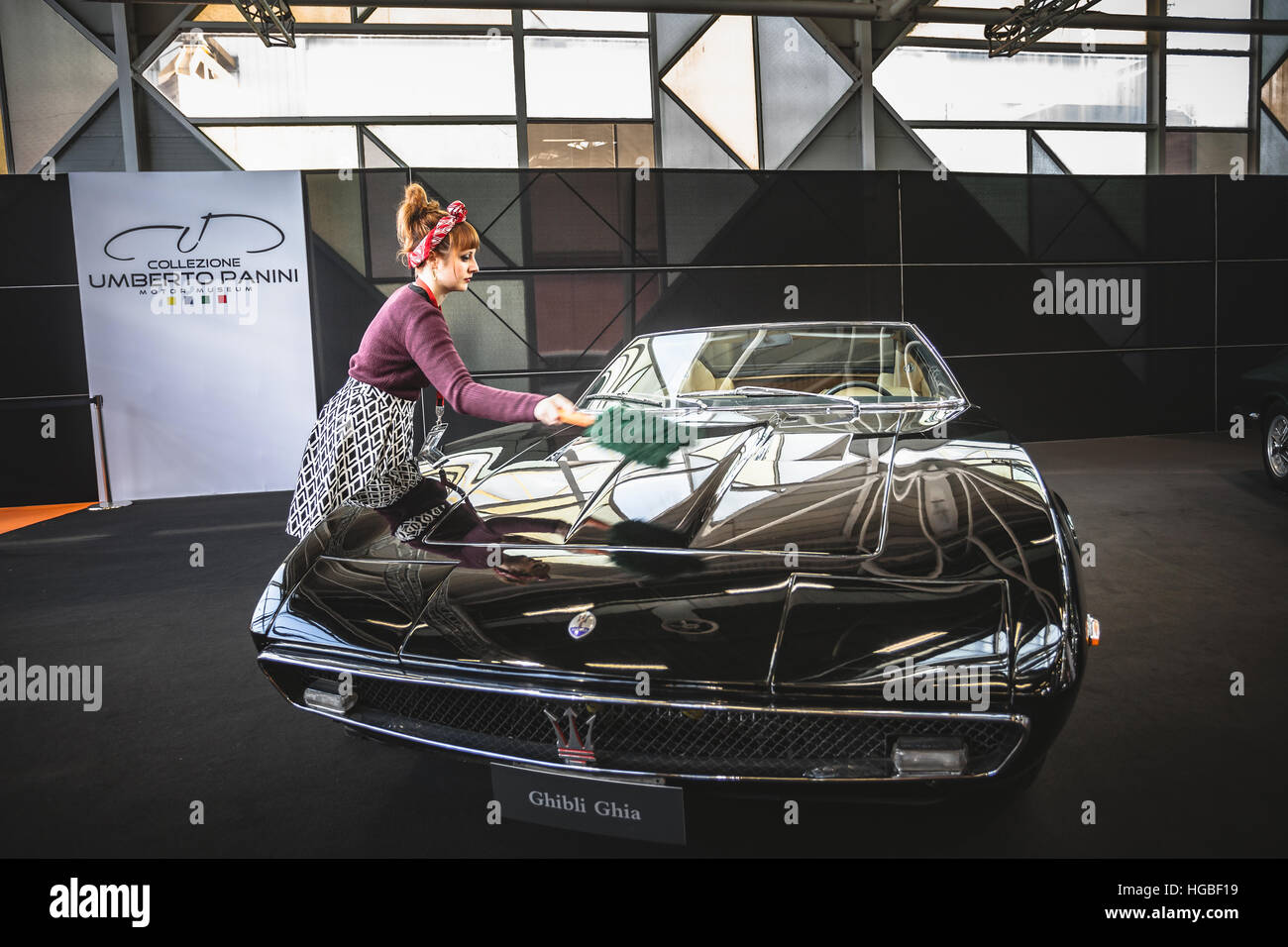 L'Italia, il Motor Show di Bologna 2016, Pin-up giovane donna pulizia da polveri di una Maserati Ghibli Spyder (1970) Foto Stock