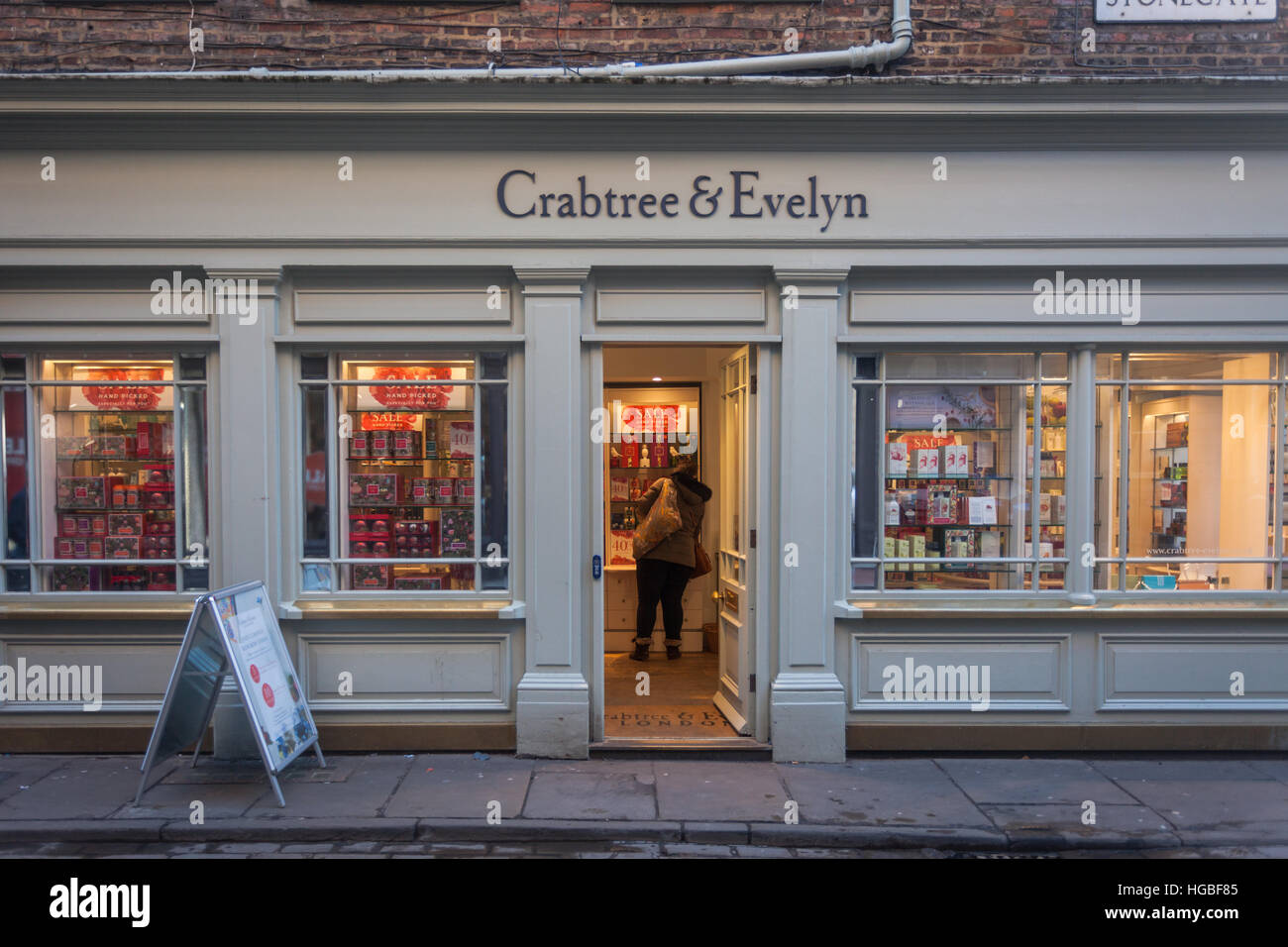 Negozio di fronte al caos, medievale famosa strada dello shopping nel centro di York, Regno Unito Foto Stock