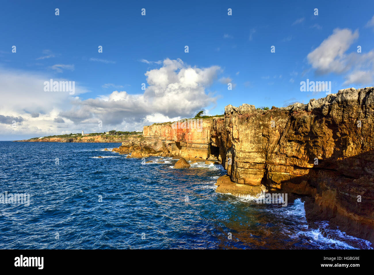 Boca do Inferno (portoghese per l'Inferno bocca) è un abisso situato in riva al mare scogliere vicino a la città portoghese di Cascais, nel distretto di Lis Foto Stock