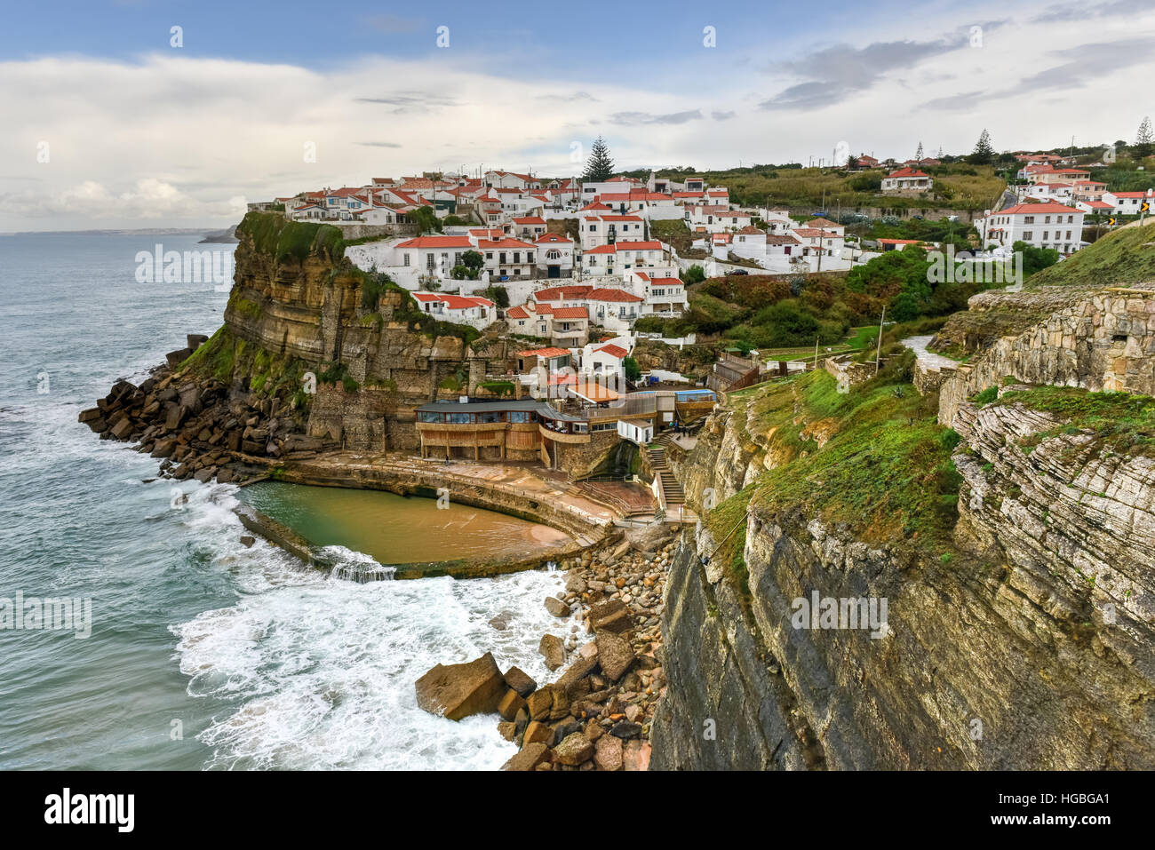 Azenhas do Mar in Portogallo. Si tratta di una cittadina di mare nel comune di Sintra, Portogallo. Foto Stock