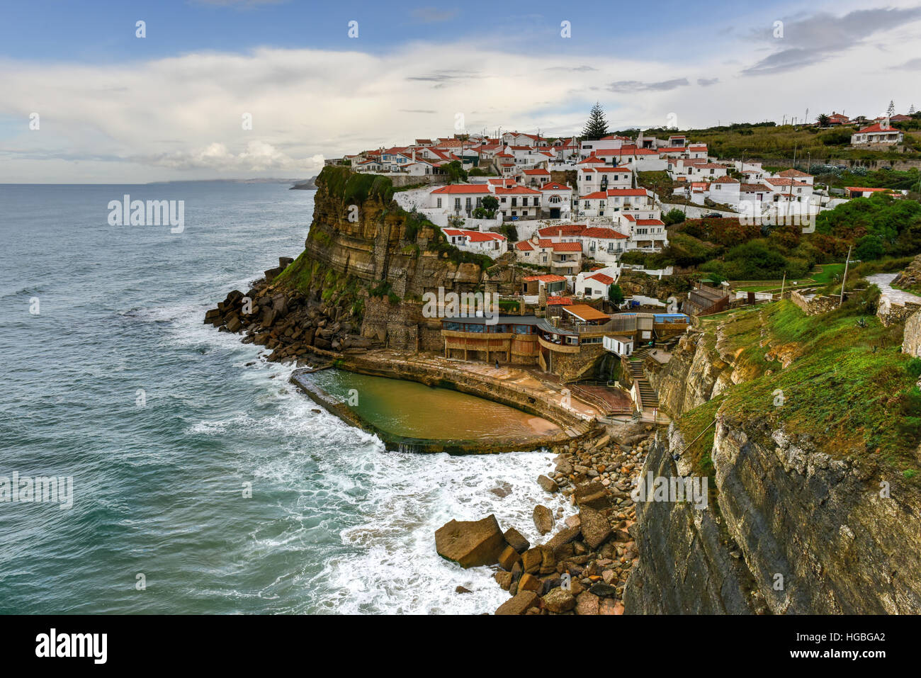 Azenhas do Mar in Portogallo. Si tratta di una cittadina di mare nel comune di Sintra, Portogallo. Foto Stock