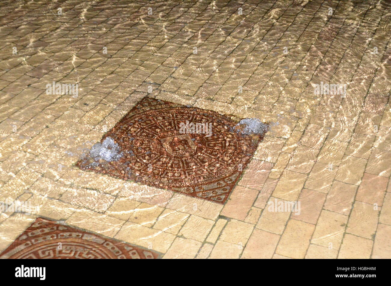 La mareggiata è al massimo, con 1,72 metri al di sopra del normale, che è molto in questa regione. Le strade sono inondate. Foto Stock