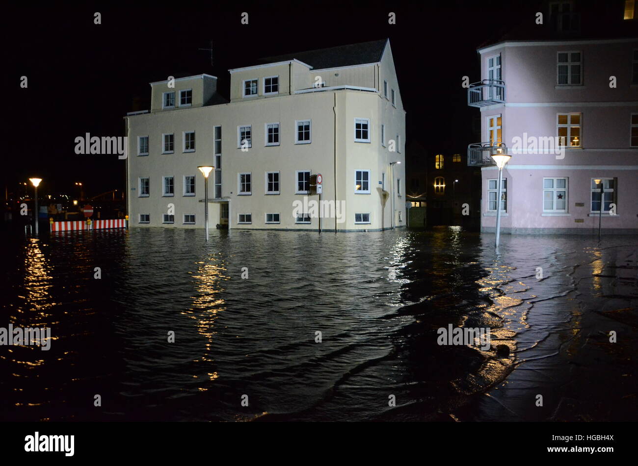 La mareggiata è al massimo, con 1,72 metri al di sopra del normale, che è molto in questa regione. Le strade sono inondate. Foto Stock