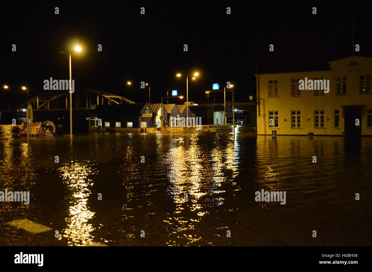 La mareggiata è al massimo, con 1,72 metri al di sopra del normale, che è molto in questa regione. Le strade sono inondate. Foto Stock