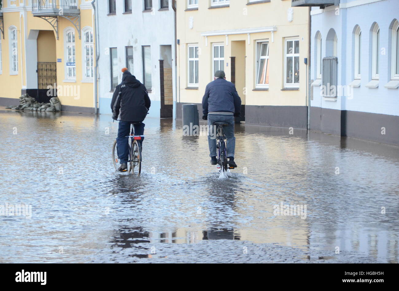 La mareggiata è in pensione, ancora non vi è qualche postumi, acqua sulle strade e cantine a vuoto. Foto Stock
