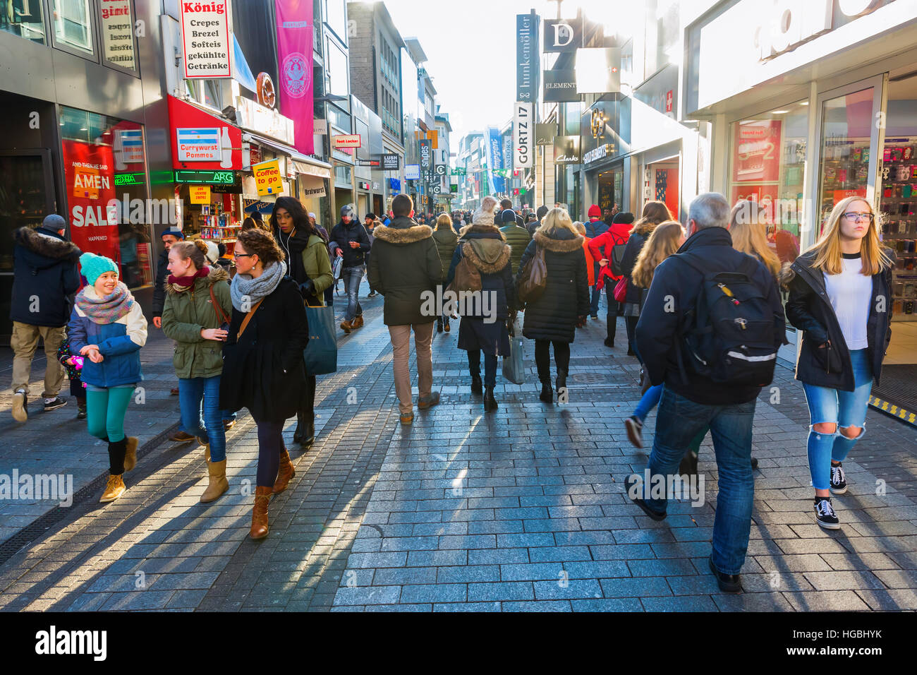 Colonia, Germania - 30 dicembre 2016: strada dello shopping Hohe Strasse con persone non identificate. Si tratta di una strada per lo shopping nella città vecchia e uno dei piazzali Foto Stock