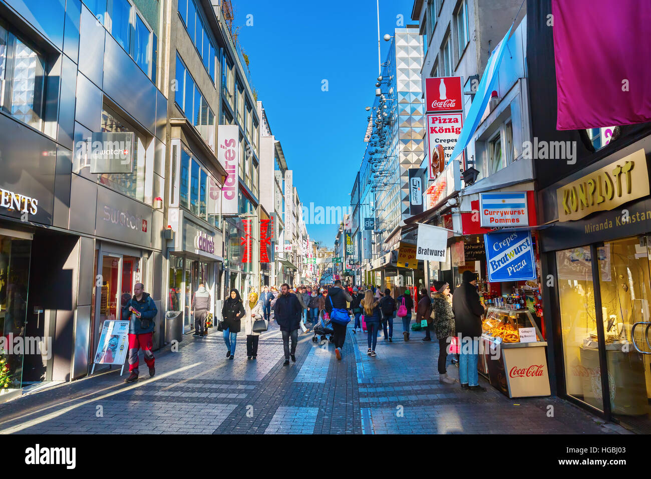 Colonia, Germania - 30 dicembre 2016: strada dello shopping Hohe Strasse con persone non identificate. Si tratta di una strada per lo shopping nella città vecchia e uno dei piazzali Foto Stock