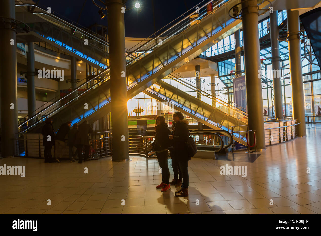 Colonia, Germania - 30 dicembre 2016: vista dell'interno Cinedom e con persone non identificate. Si tratta di un moderno cinema multisala, aperto al pubblico nel 1991. Dal numero di Foto Stock