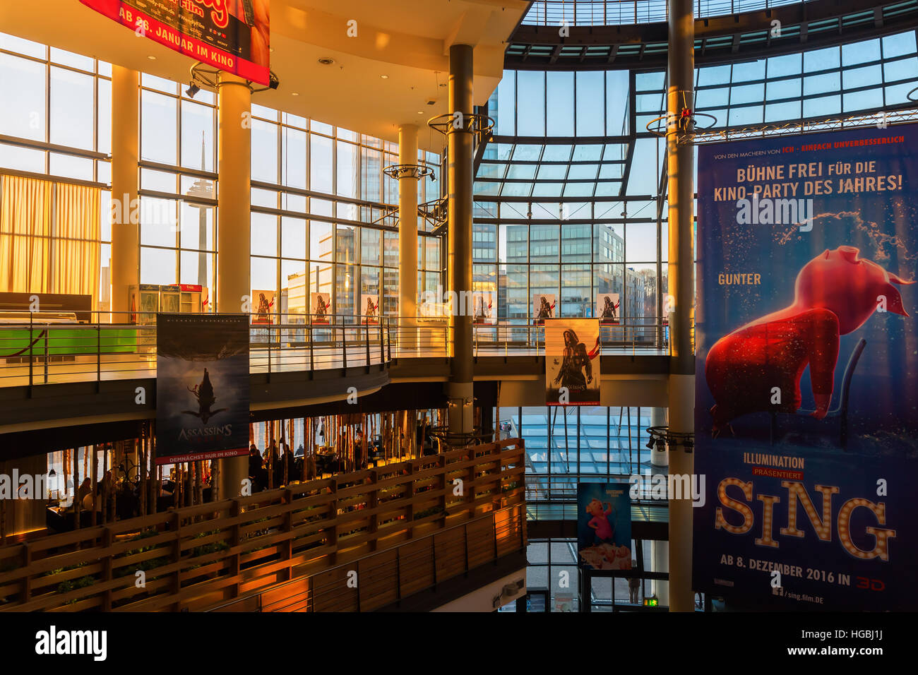 Colonia, Germania - 30 dicembre 2016: vista dell'interno Cinedom e con persone non identificate. Si tratta di un moderno cinema multisala, aperto al pubblico nel 1991. Dal numero di Foto Stock