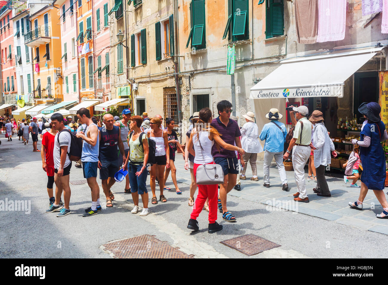 Scena di strada con i turisti a Vernazza, Cinque Terre, Italia Foto Stock