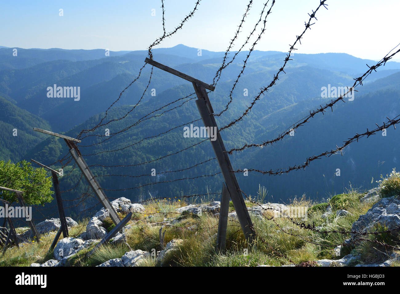 Silhouette di un vecchio confine barbwired alta sull'altezza di montagna Foto Stock