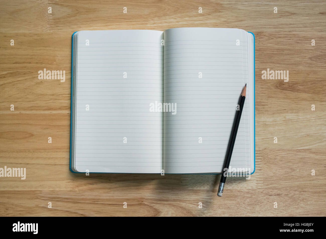 Notebook vuota con la matita sul tavolo di legno Foto Stock