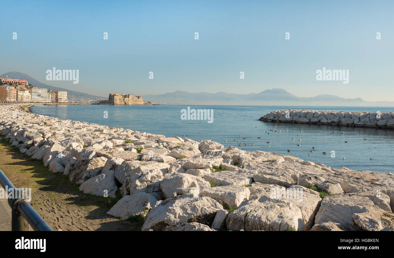 Vista della vista della spiaggia e il lungomare di Via Caracciolo di Napoli - Italia Foto Stock