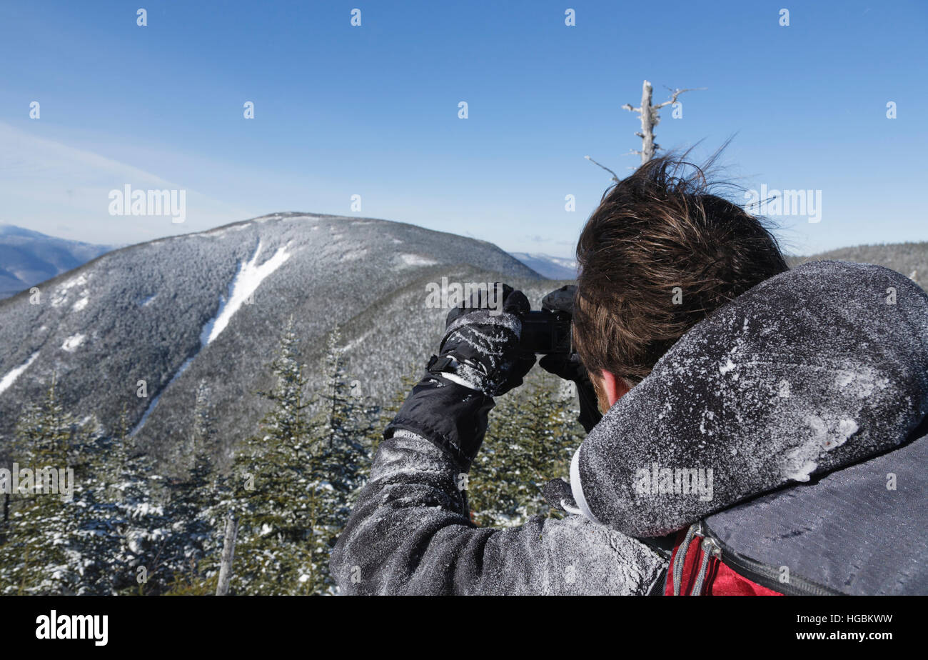 Far scorrere la freccia si trova sul lato del monte Hancock da Hancock Loop Trail nelle White Mountains del New Hampshire durante i mesi invernali. Foto Stock