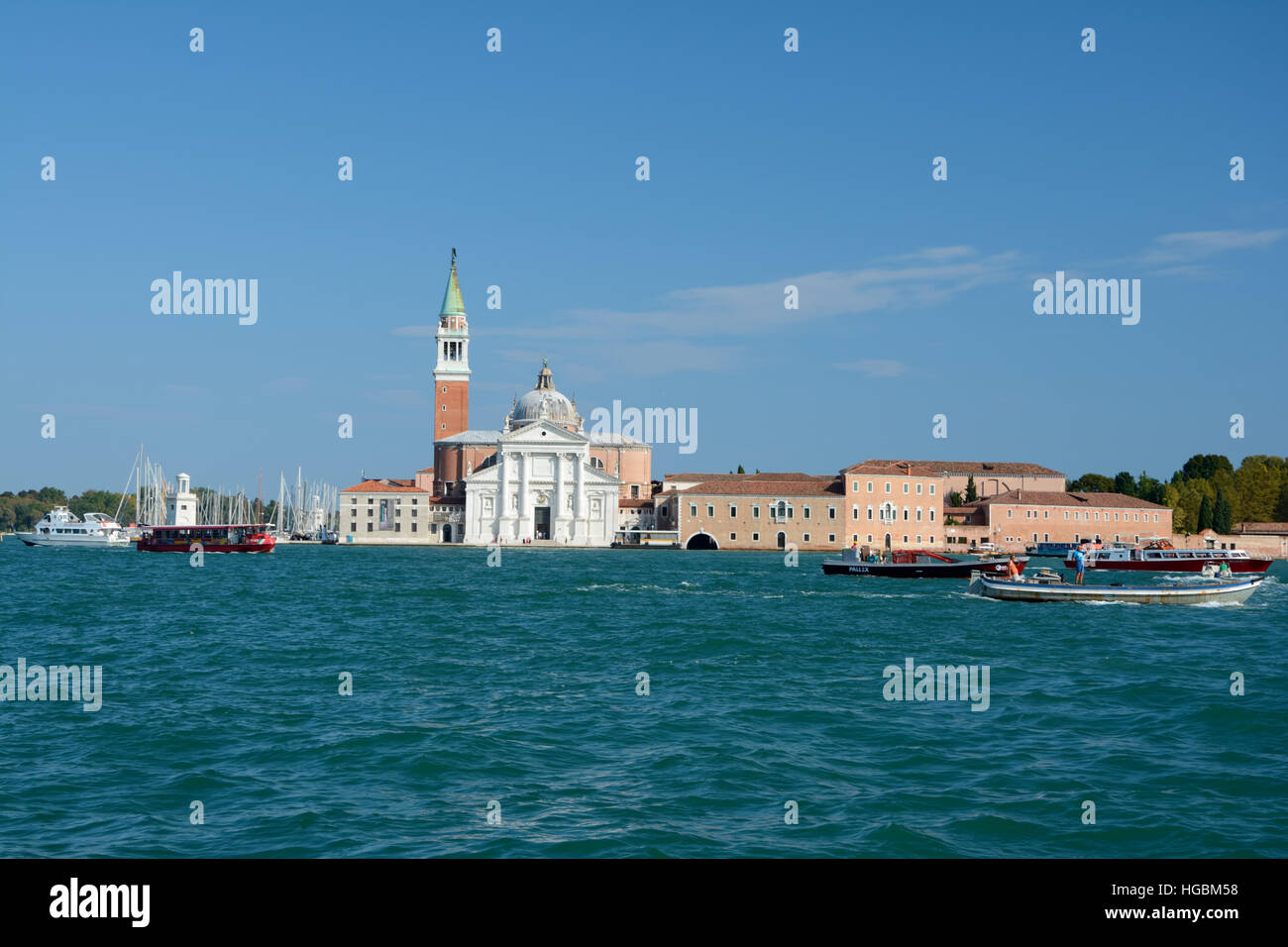 Venezia, Italia - 9 Settembre 2016: Chiesa di San Giorgio Maggiore e barche a Venezia, Italia. Persone non identificate visibile. Foto Stock