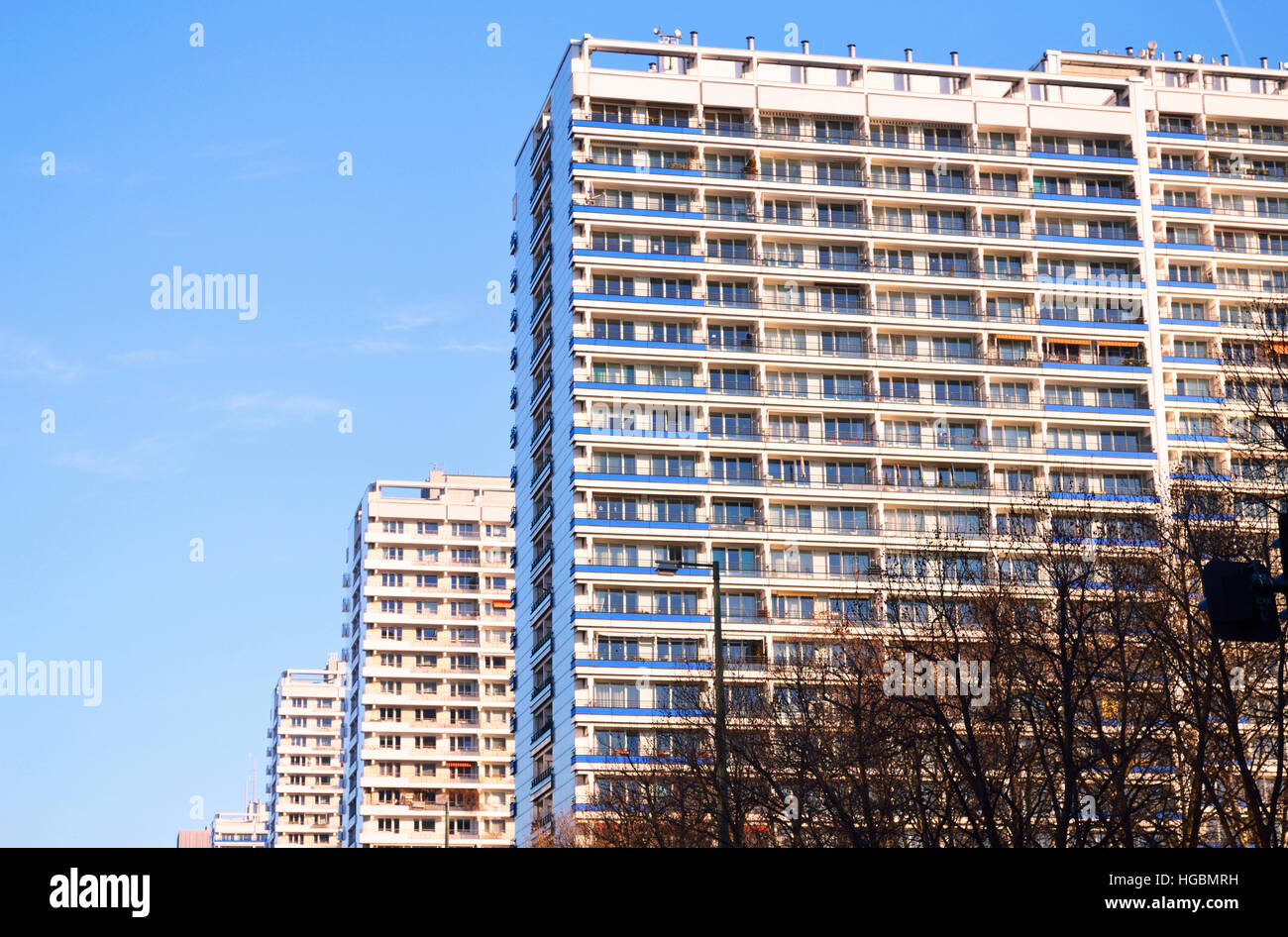 Fila di alti blocchi residenziali a torre su Leipziger Strasse, Berlino, Germania Foto Stock