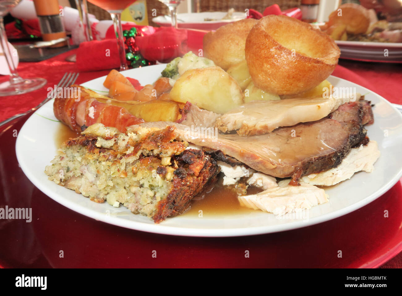 Un arrosto di Natale la cena completa a base di carne e patate arrosto e verdure Foto Stock