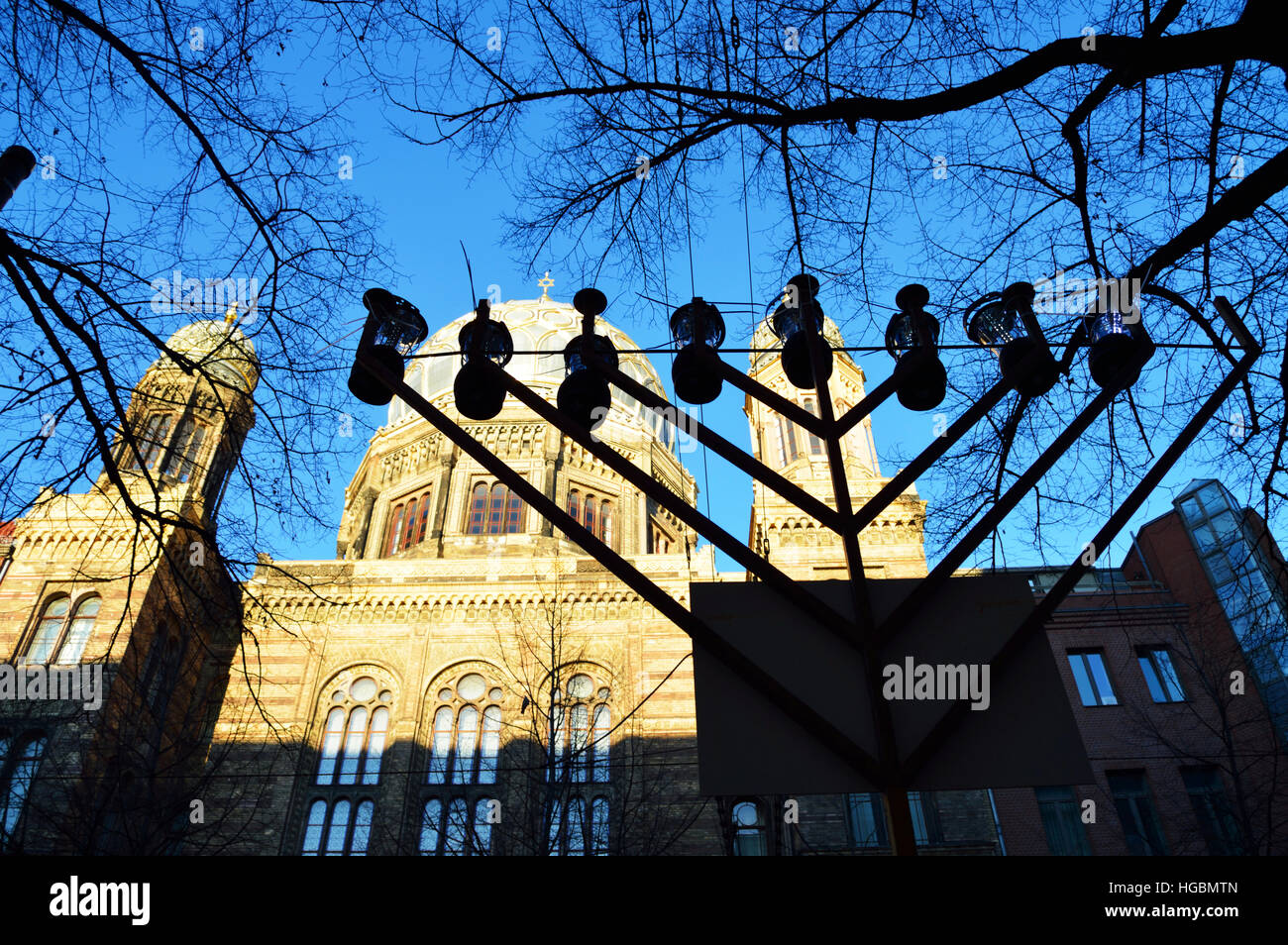 Una hanukkah menorah davanti la Nuova Sinagoga (Neue Synagogue) a Berlino Germania Foto Stock