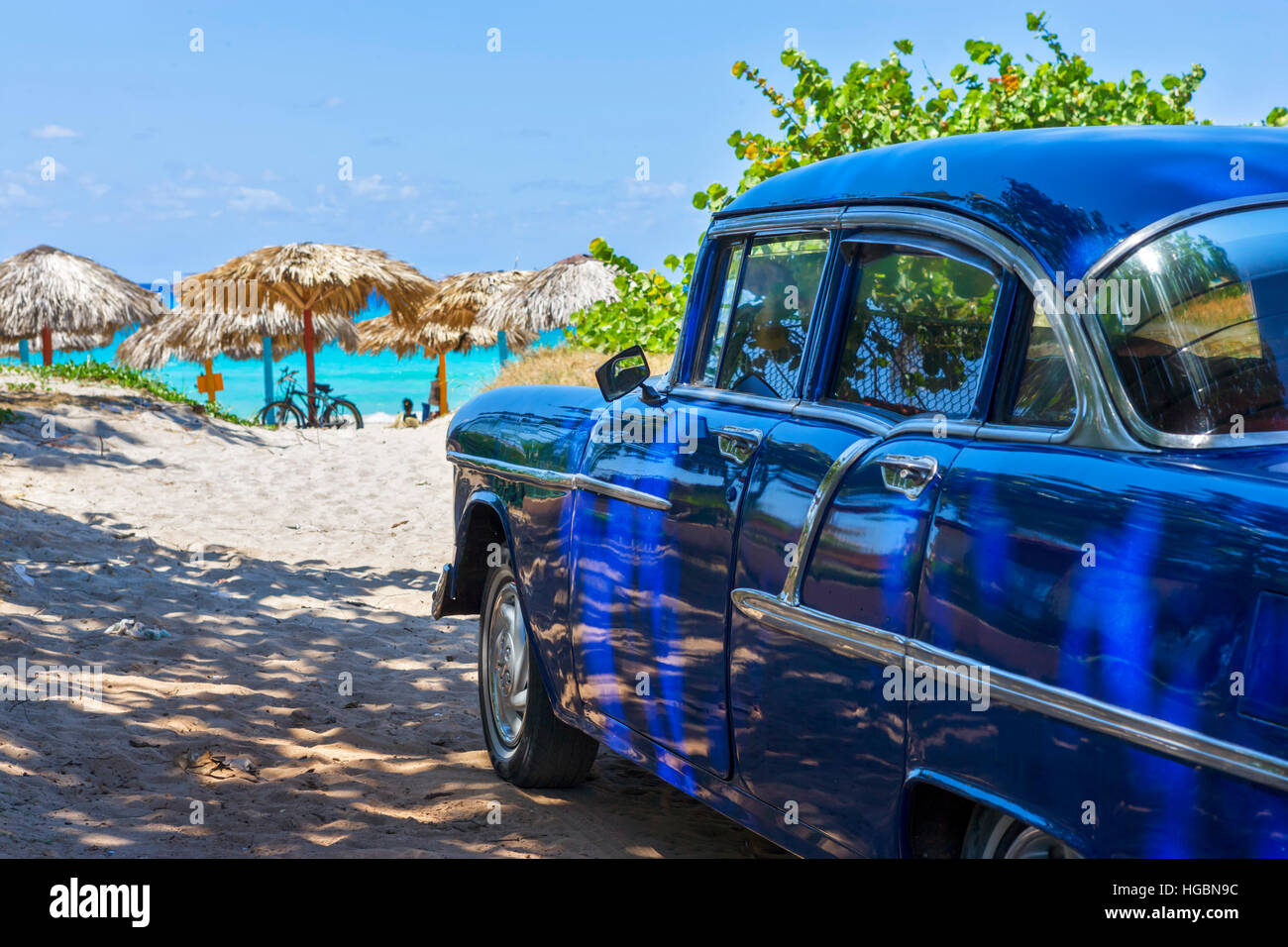 Spiaggia di Varadero, Cuba. Vecchia vettura americana. Foto Stock