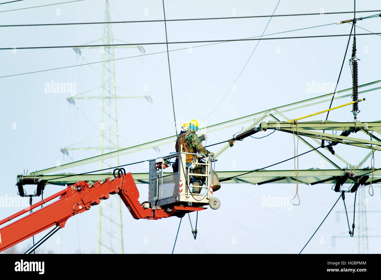 Lavoratori su un alta tensione linea di trasmissione Foto Stock