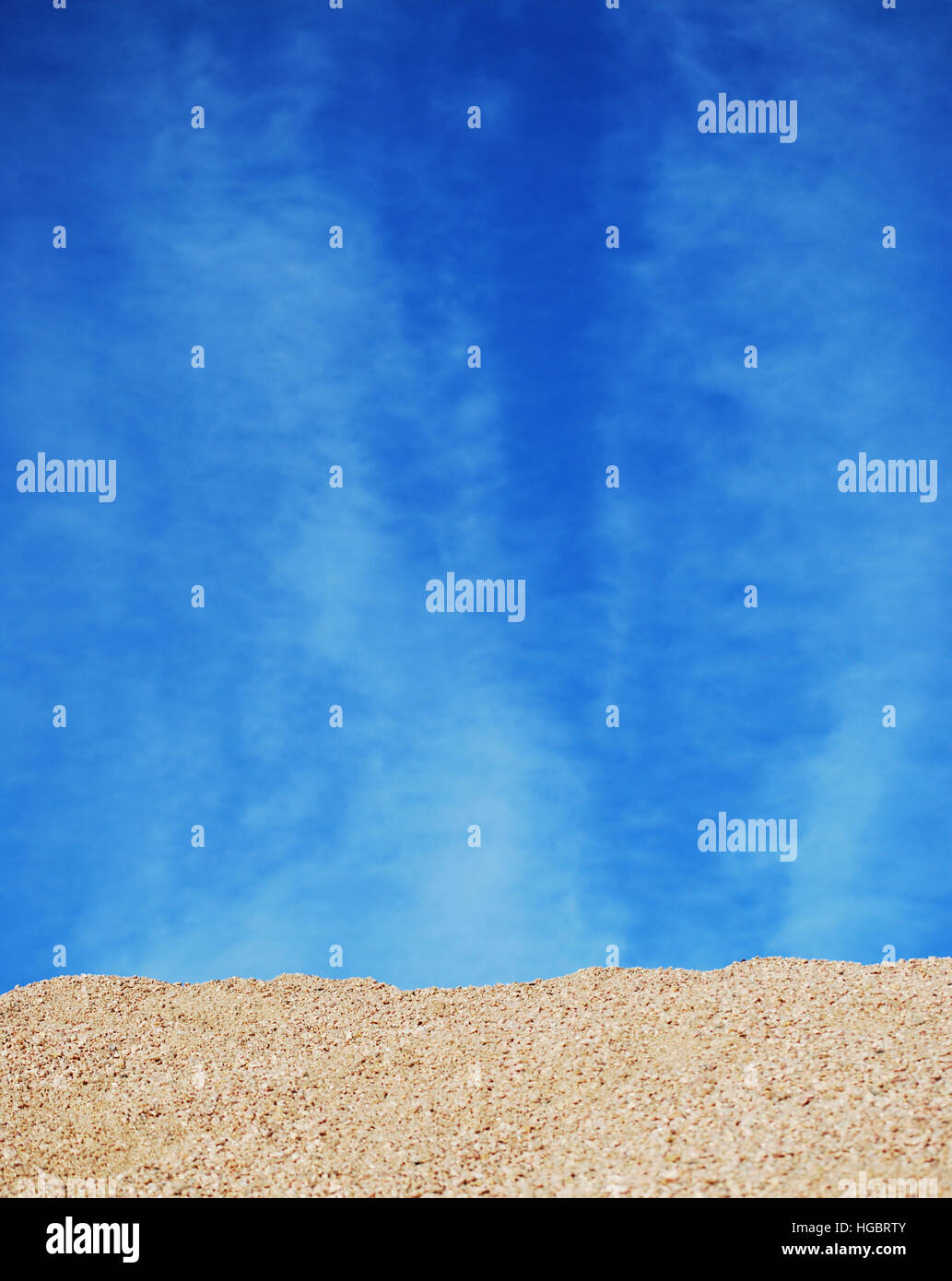 Clima arido deserto di sabbia palo con Big Blue Sky Foto Stock