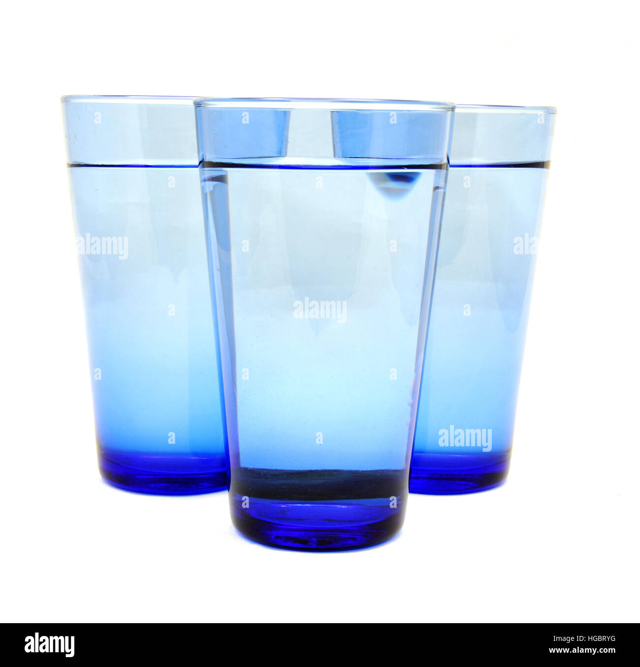 Tre Bicchieri di acqua su uno sfondo bianco. Foto Stock