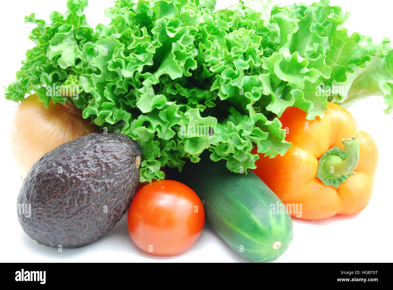 Prodotti freschi per una sana insalata. La lattuga, pomodoro, avocado, il cetriolo e il peperone e la cipolla. Foto Stock